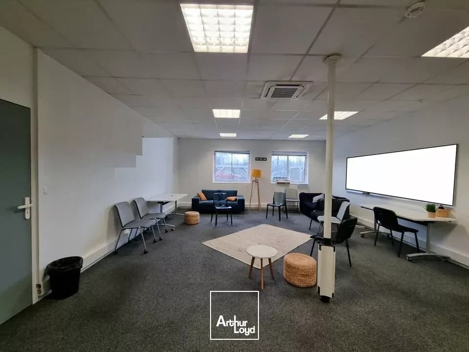 VASTE IMMEUBLE DE BUREAUX CHASSENEUIL DU POITOU - 2129m² DE BUREAUX A VENDRE ET GRAND PARKING - Photo 1
