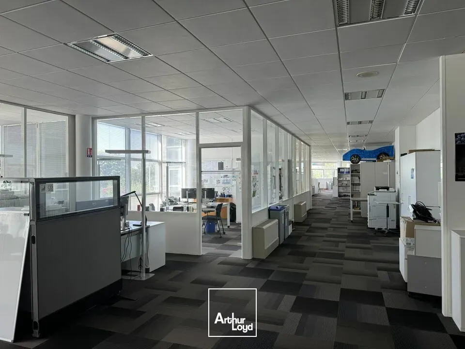 IMMEUBLE DE BUREAUX D'EXCEPTION À VENDRE DANS LA ZONE LA PLUS STRATÉGIQUE DE NIORT - Photo 1