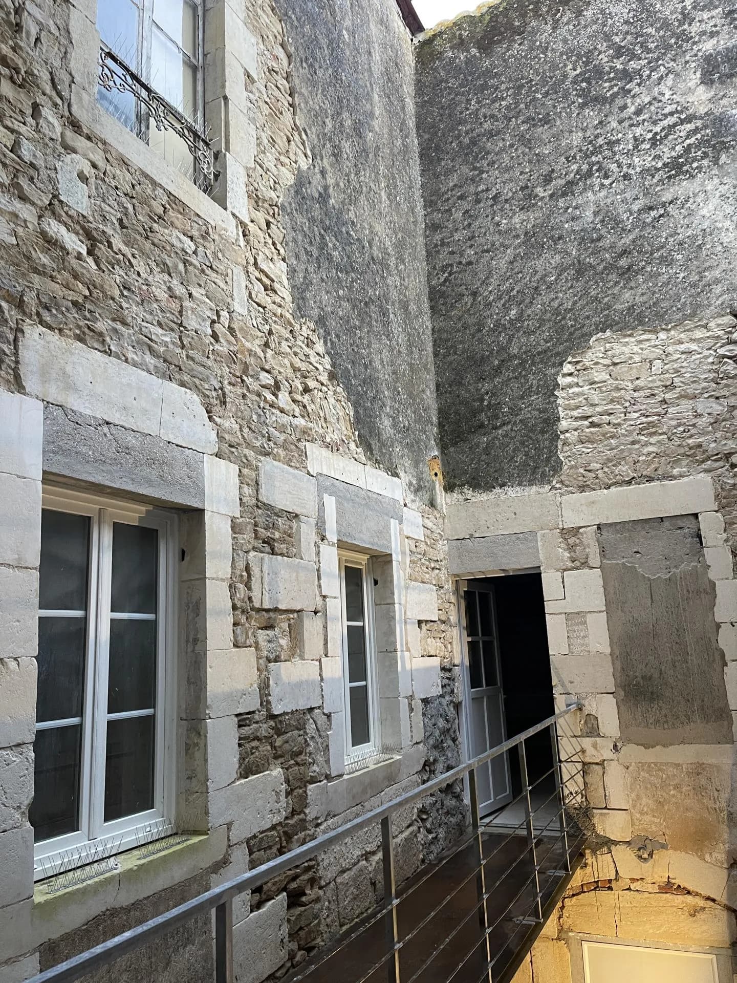 Immeuble à réhabiliter de 500 m² | Plein centre de Marans - Photo 1