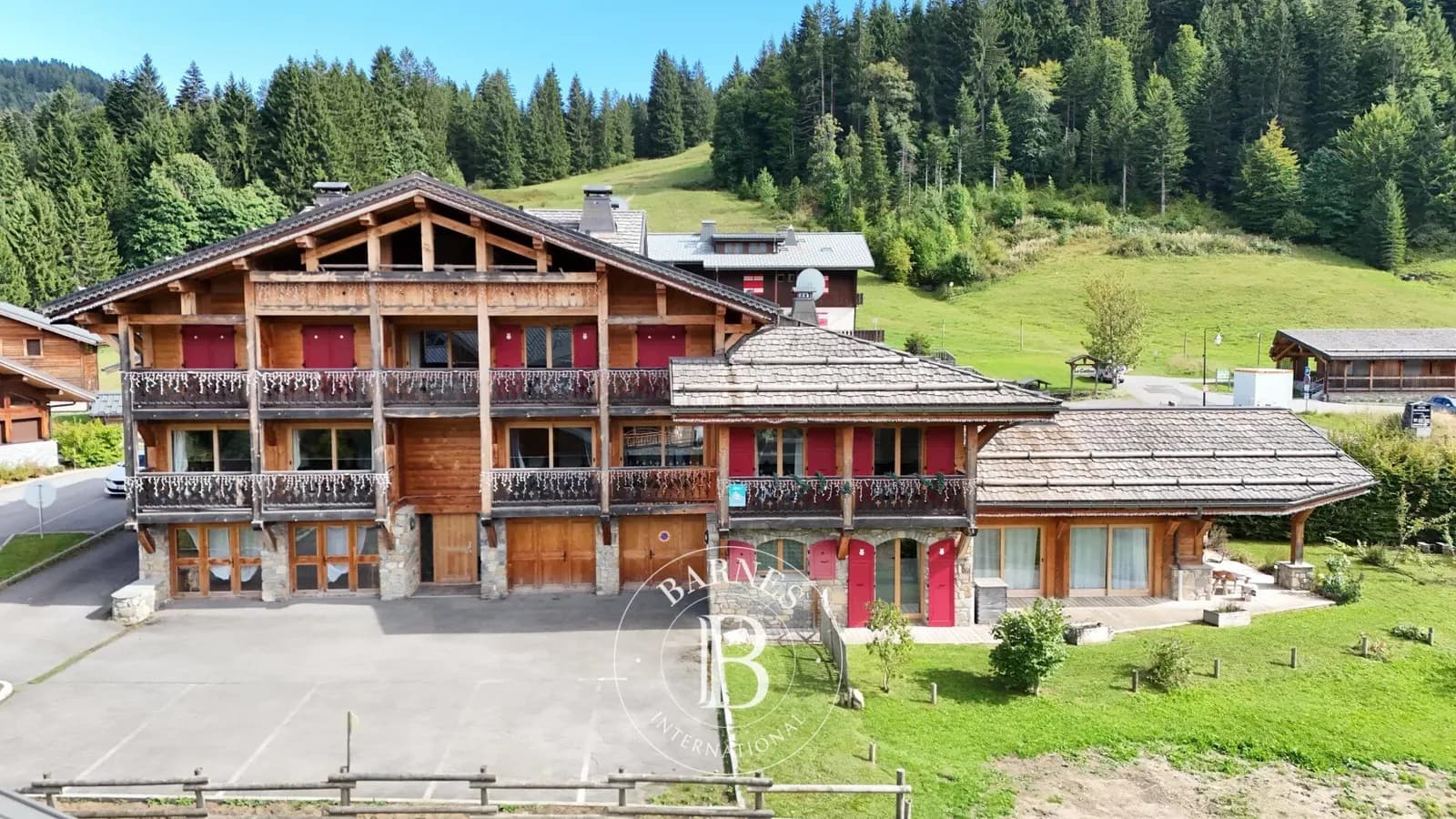 Les Gets - Ensemble immobilier de 3 logements au pied des pistes - Photo 1