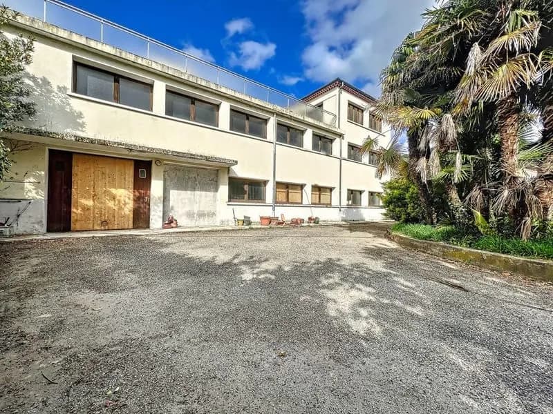 Immeuble de 1050m² avec terrain - Photo 1