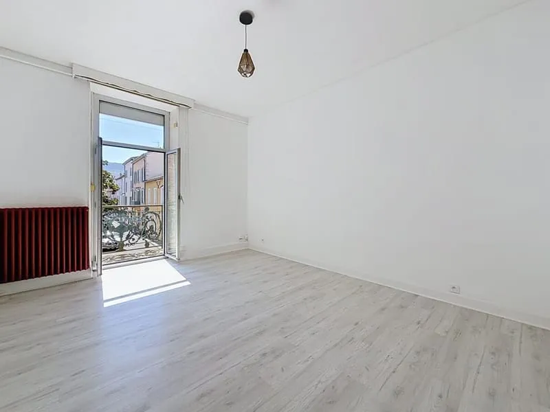 À Millau, à deux pas du centre-ville et des commerces, découvrez cet ensemble immobilier composé de deux appartements offrant un beau potentiel de rentabilité - Photo 1