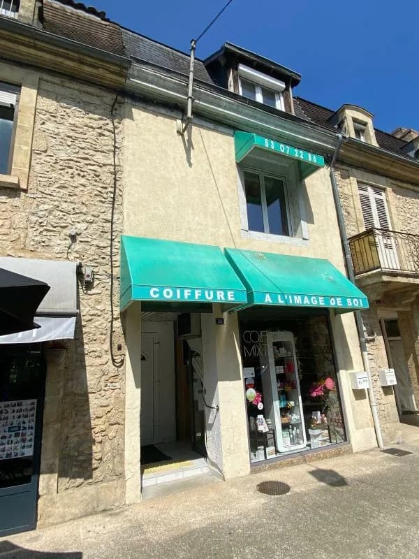 Immeuble avec local commercial loué et appartement - Photo 1