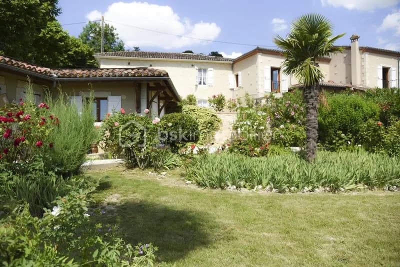 Ensemble immobilier de caractère en pierres 490m² avec activité locative rentable - Photo 1