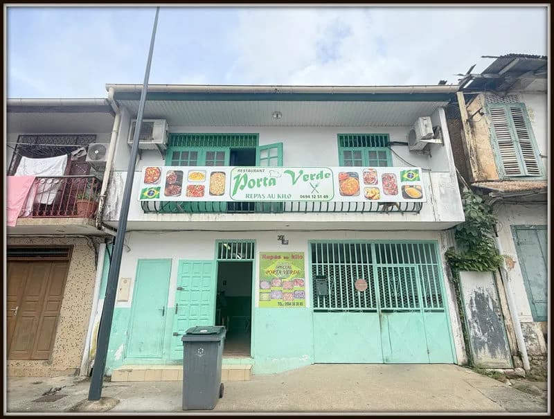 A VENDRE A CAYENNE UN IMMEUBLE DE RAPPORT DE 167m² - 1 LOCAL DE 98m² - 1 APPARTEMENT T3 DE 51m² - 1 STUDIO DE 18m² - AU PRIX DE 306 000 € - Photo 1