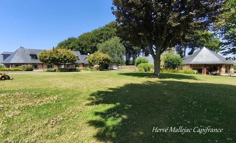 A 20 KMS de Fécamp. Ensemble immobilier comprenant 2 habitations (303 m²);1 piscine; triple garage; Terrain 5215 m² - Photo 1