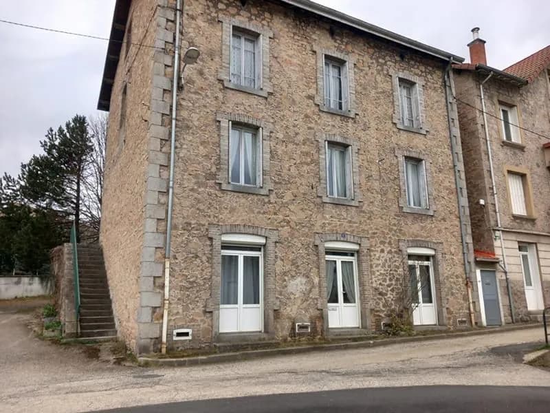Dunières 43220 immeuble élevé sur caves comprenant trois niveaux plus combles aménageables sur 1148m² de terrain - Photo 1
