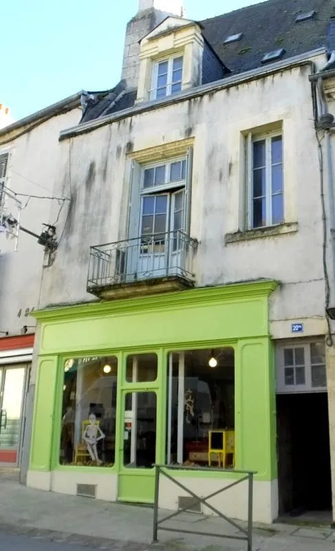 Proche prieuré, immeuble 3 appartements + local commercial (actuellement loué) - Photo 1