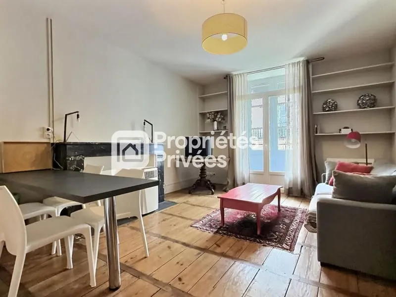 Superbe immeuble rénové d'env. 430m² avec 7 appartements T2 meublés + 2 locaux commerciaux et caves en plein centre historique de PERIGUEUX (24000) - Photo 1