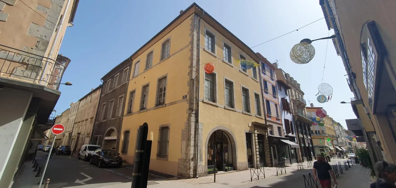 EXCLUSIVITE ! Investissez dans l'histoire ! Un hôtel particulier avec tour classée du XVe siècle, 7 appartements, un local commercial loué et une cour intérieure pleine de charme. Un bien unique à Carcassonne - Photo 1