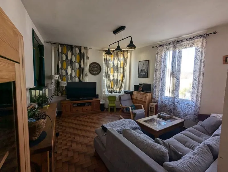 Immeuble de rapport: 2 appartements et local commercial - Photo 1