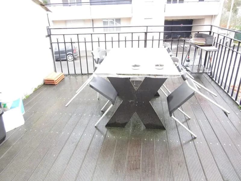 Immeuble avec T3 terrasse, T2, local commercial, et deux garages dont 1 aménagé - Photo 1