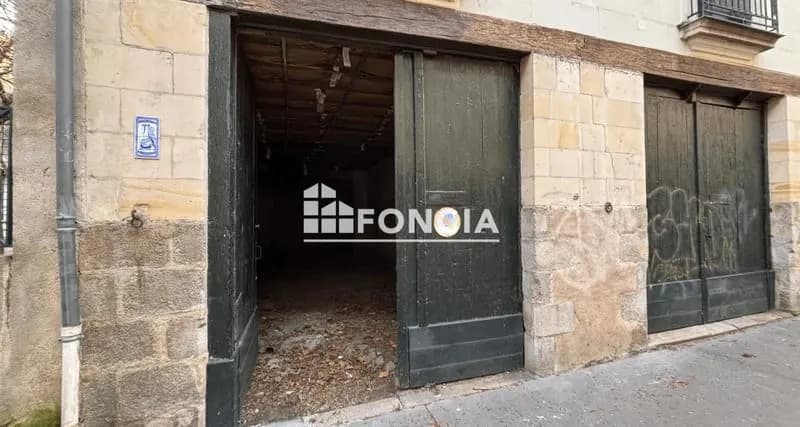 EXCLUSIVITE FONCIA en HYPER-CENTRE: très grand garage avec espace de rangement-débarras au fond d'une surface totale de près de 60 m2, en RDC d'un immeuble ancien - Photo 1