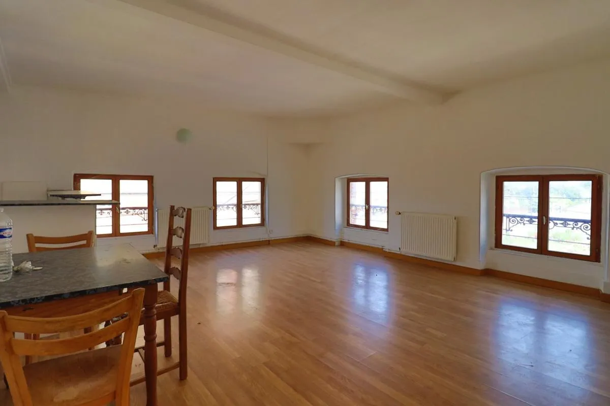 Immeuble idéalement situé dans un secteur attractif - Photo 1