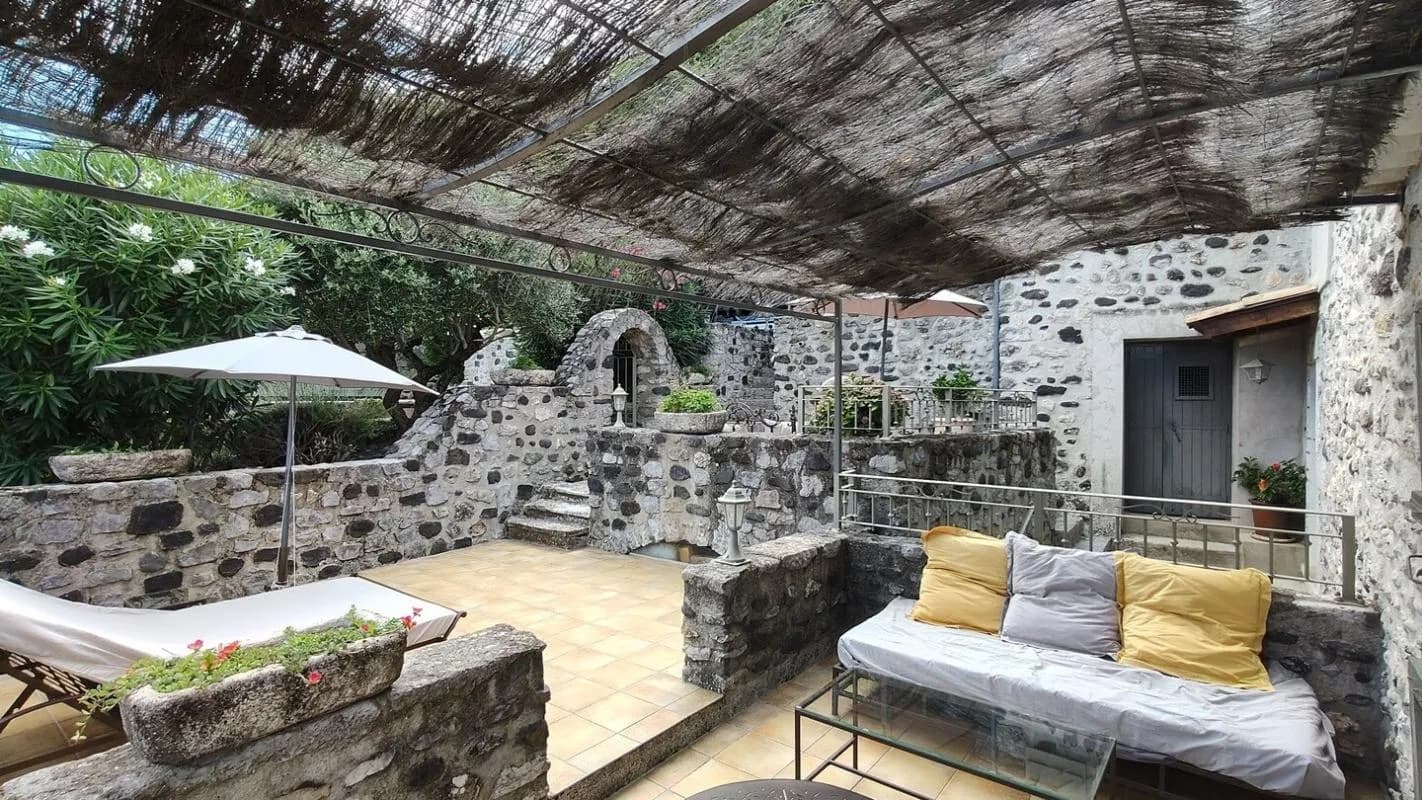Ensemble immobilier de caractère à vendre meublé - Photo 1
