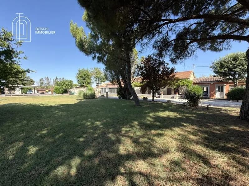 Ensemble immobilier de caractère aux portes d'Arles - Photo 1