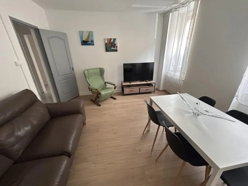 Immeuble de 198 m2 composé de 3 F3 de 60 m2 + une cour + 3 caves - Photo 1