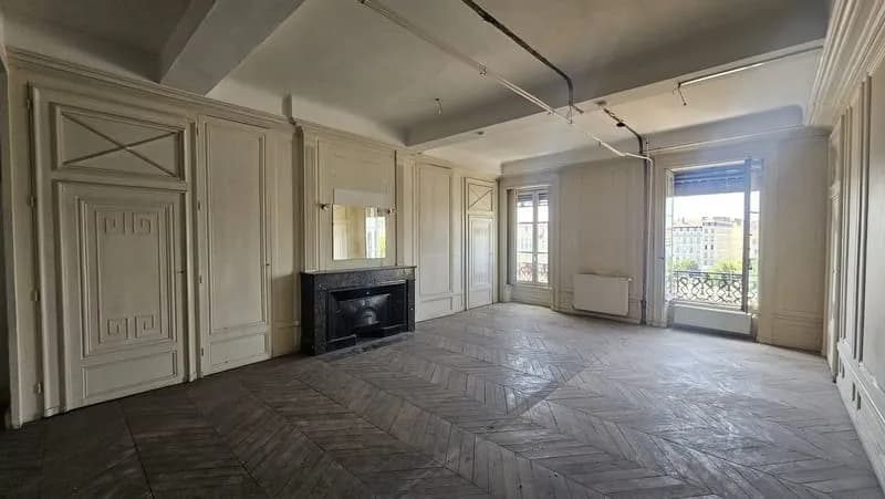PLATEAU TRAVERSANT DE 120 M², BELLECOUR IMMEUBLE EXCEPTIONNEL - Photo 1