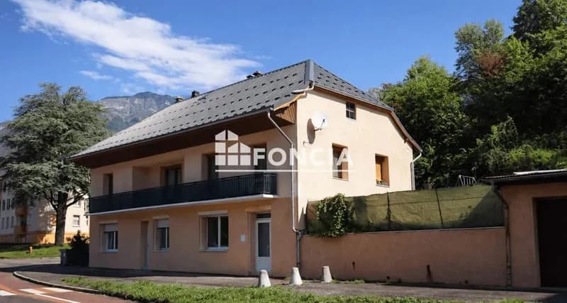 Rare à la vente, ensemble immobilier avec 3 appartements et 5 garages - Photo 1