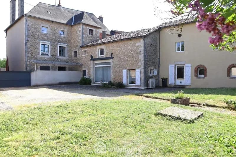 Maison - 390m² - Lussac-les-Châteaux - Photo 1