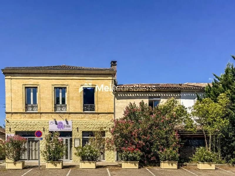 Izon centre-bourg — Immeuble mixte de 503 m² : restaurant équipé, T4 de 215 m² et studio loué — murs 798 720 € FAI (fonds en sus) - Photo 1