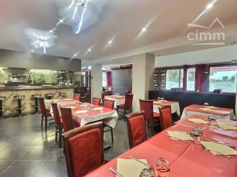 Ensemble Immobilier à Gien : Restaurant + Appartements et Terrasses en Centre-Ville - Photo 1