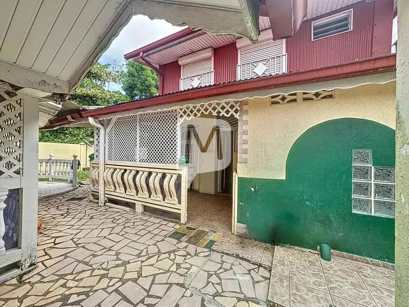 Dpt Guyane (973), à vendre CAYENNE maison T3 + Studio de 77,12 m2 sur un terrain de 432 m2 - Photo 1