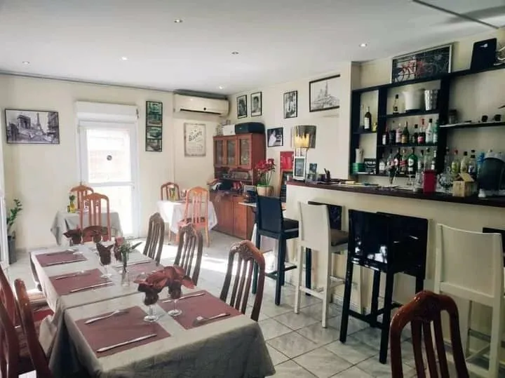 À vendre à Saint-Benoît : Un ensemble immobilier comprenant un F3 de 77 m² avec balcon et un local de 80 m² - Photo 1