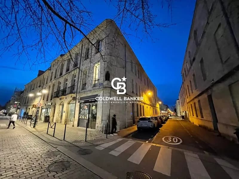 Face aux écoles de Commerce - un immeuble de location étudiante - Photo 1