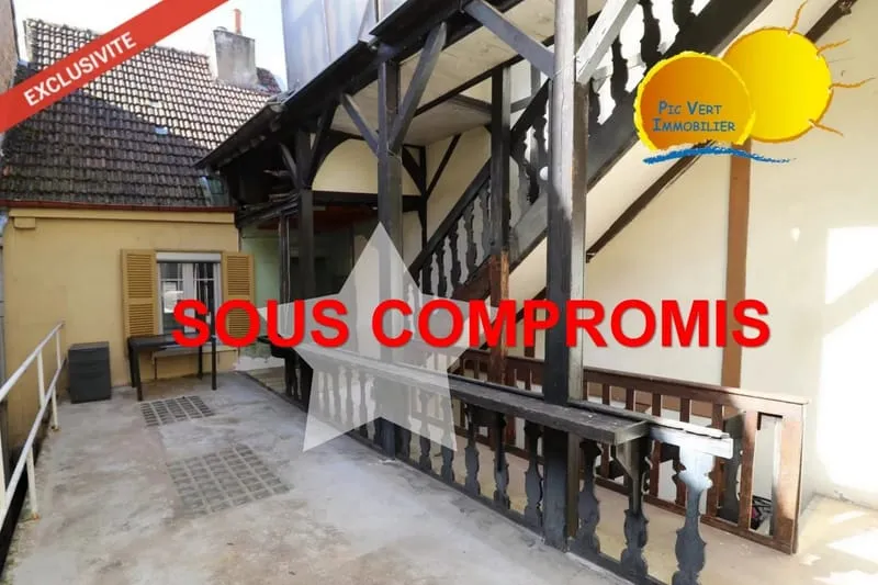 Immeuble avec commerce et 3 appartements, greniers, patio, garage - Photo 1