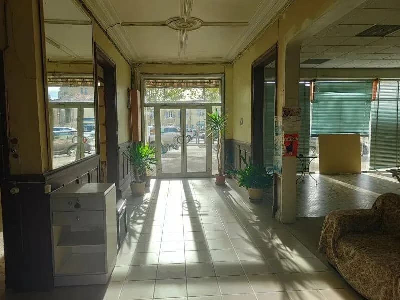 Maison avec commerces, habitations, dépendances et jardins - Photo 1