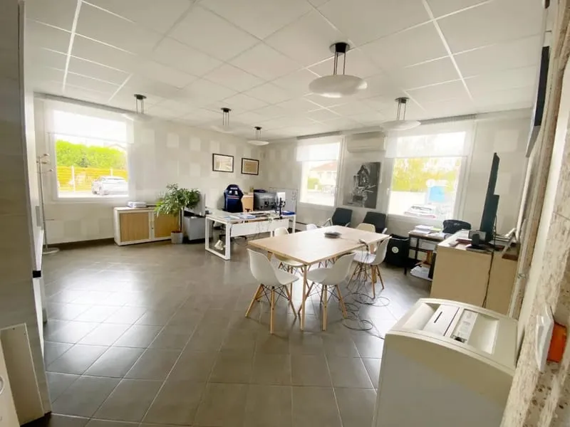Ensemble immobilier de bureaux de 397 m² - Photo 1