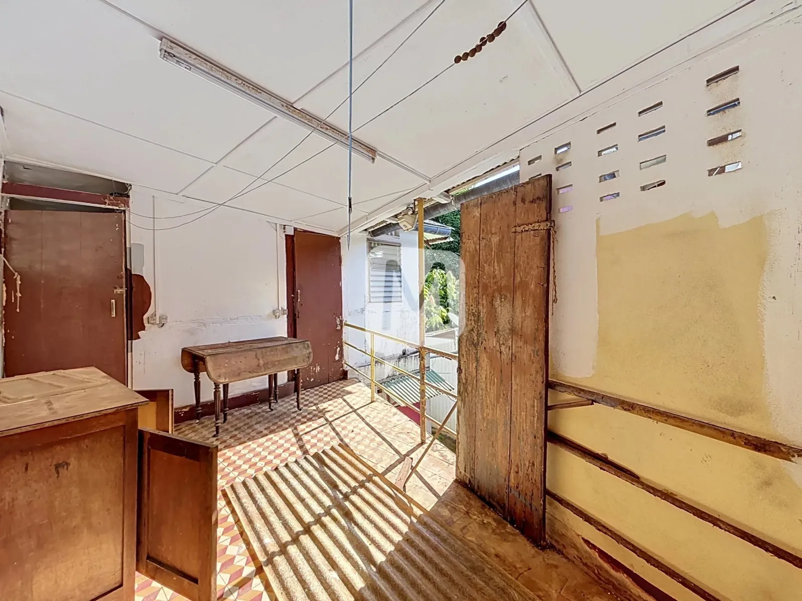 DPT GUYANE, À VENDRE CAYENNE Immeuble créole de 174,72 m² à rénover, composé de deux lots. - Photo 1