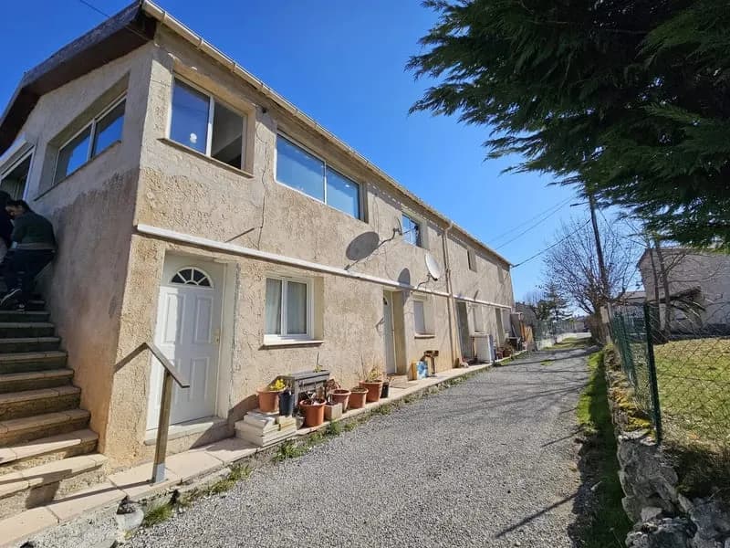 Ensemble immobilier avec commerces et logements - Idéal investisseur - Photo 1