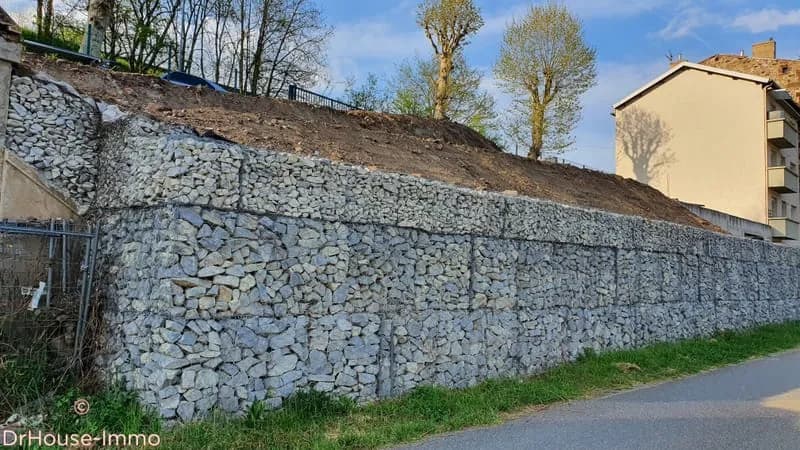 Ensemble immobilier de 3 appartements, un dépôt professionnel et un terrain - Photo 1