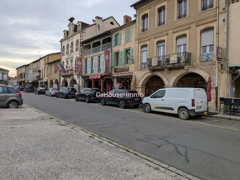 A saisir à Marciac : Majestueux immeuble de 10 pièces avec un garage attenant - Photo 1