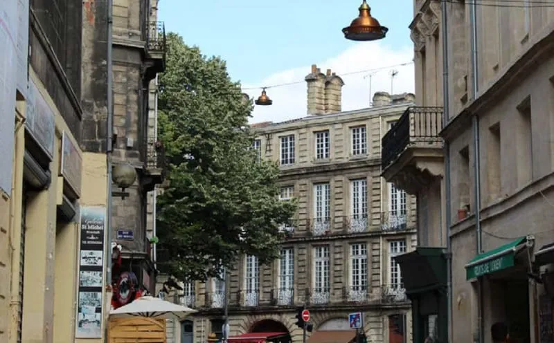 BORDEAUX SAINT-MICHEL - Immeuble à vendre commerces et appartements - Photo 1