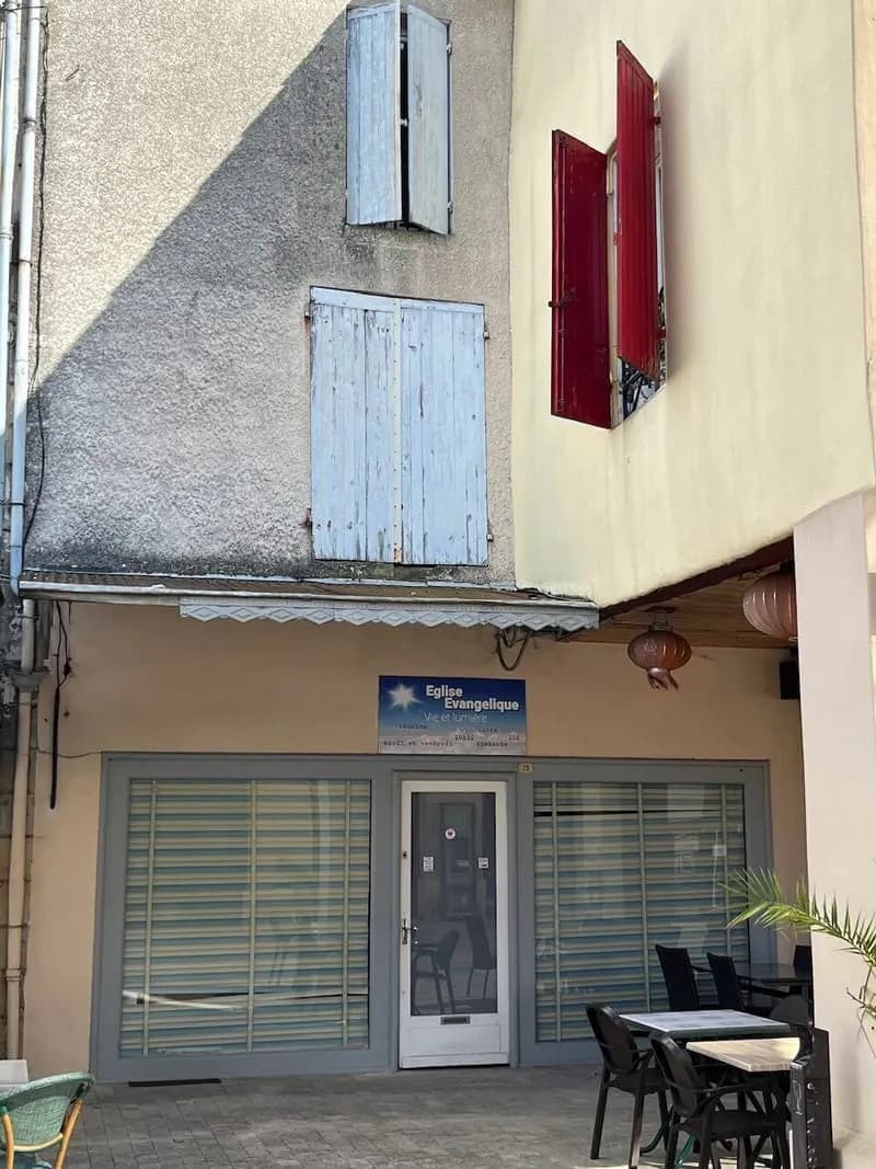 Au centre du village, immeuble à rénover avec local commercial et appartement de 125m2 et cour arrière - Photo 1