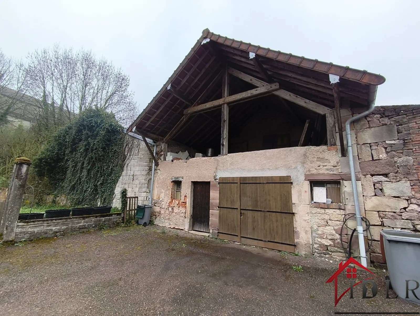 Immeuble de rapport mixte 4 appartements + 2 locaux fort pot - Photo 1