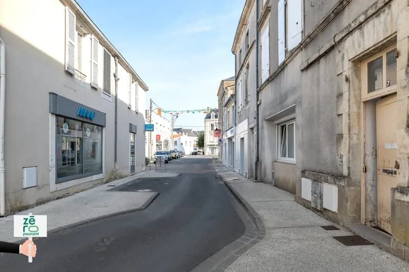 LUÇON HYPER-CENTRE IMMEUBLE DE RAPPORT 3 APPARTEMENTS LO - Photo 1