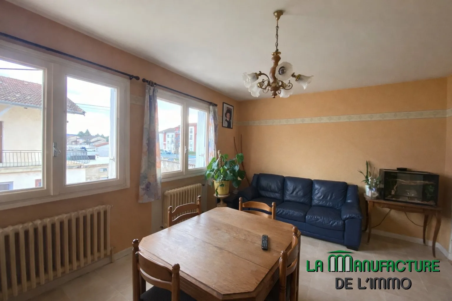 IMMEUBLE / SURY LE COMTAL-A PROXIMITE DES COMMODITES / IDEAL - Photo 1