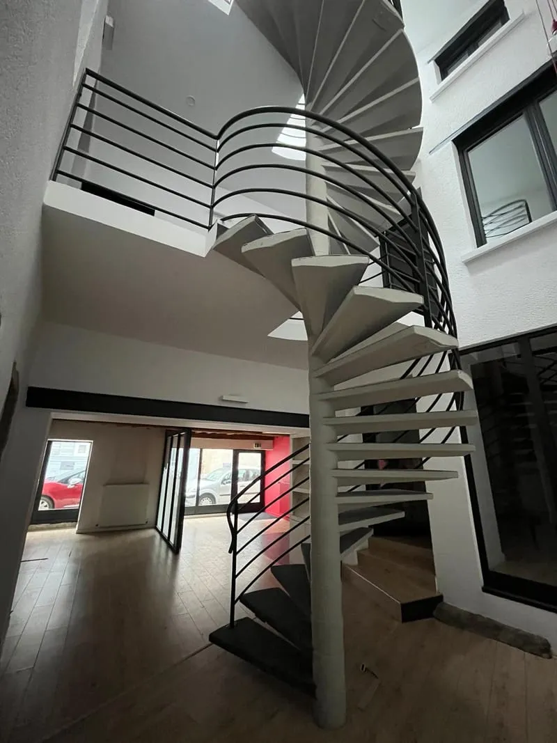 MONTBRISON CENTRE VILLE IMMEUBLE 300 M2 POUR ACTIVITES LIBER - Photo 1