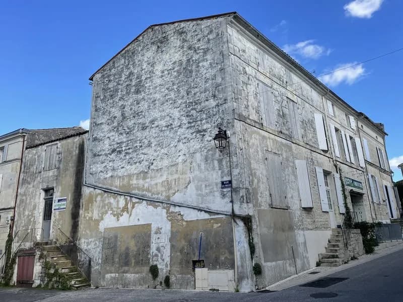 Immeuble en cours de rénovation centre bourg avec cour - Photo 1