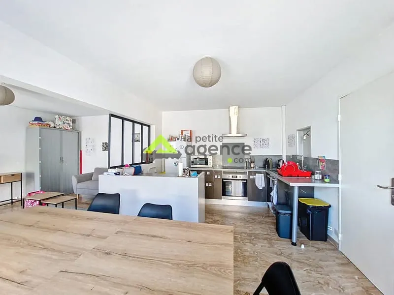 Ensemble immobilier - Locaux commerciaux - 240 m2 - Photo 1