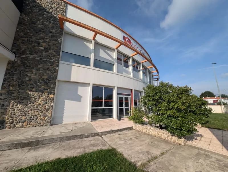 À Vendre - Immeuble de bureaux professionnel de 2800 m2 à Co - Photo 1