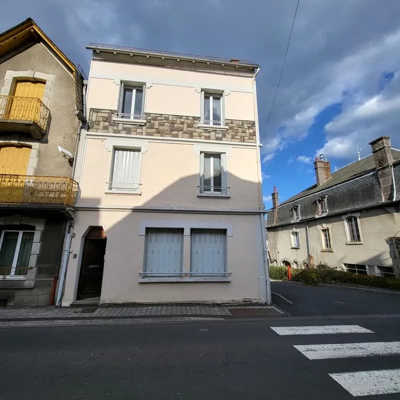 Immeuble RIOM-ES-MONTAGNES, idéal investisseur - Photo 1