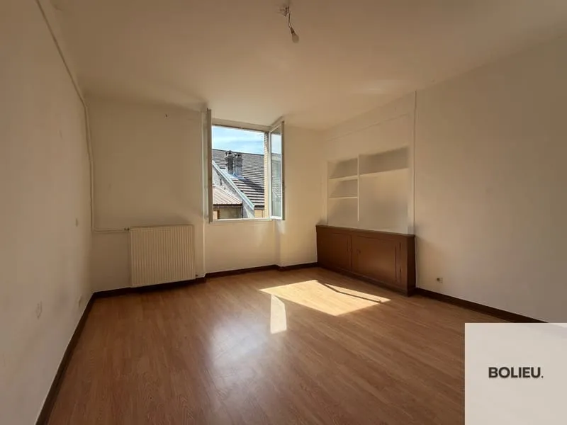 Immeuble avec appartements et local à Belley - Photo 1