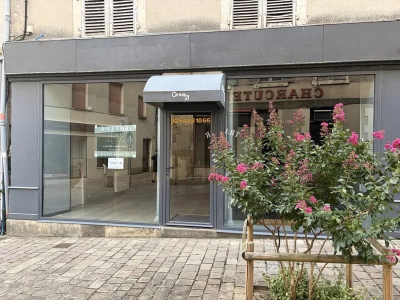 Local commercial avec cour en plein centre-ville de La Châtr - Photo 1