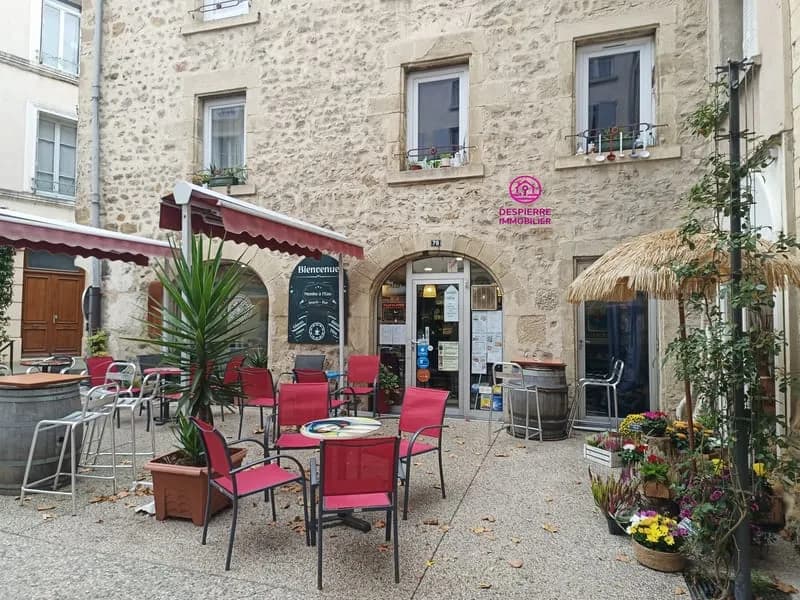 Ensemble immobilier composé de 2 appartements et un bar - Photo 1