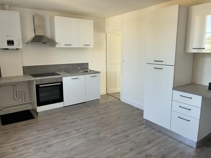 IMMEUBLE DE RAPPORT, EN PLEIN DE RUFFEC - Photo 1